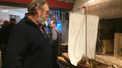 La maquette de la barge de l'Aulne expliquée par Gaby Maot