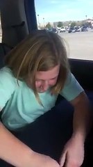 Une jeune américaine pleure de joie en découvrant son Beretta...