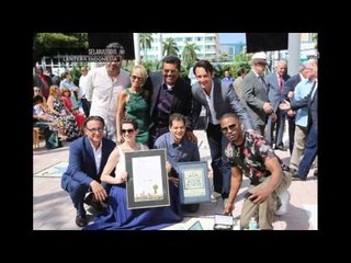 Anne Hathaway diserang burung Kakatua di Miami Walk Of Fame
