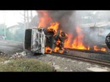 NET17 - Kereta KRL commuterline Serpong - Tanah Abang menabrak truk tangki BBM di Bintaro