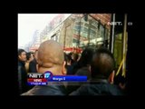 NET17 - Ratusan warga di China angkat bus demi menolong perempuan yang terjebak di bawah badan bus