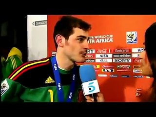 ФУТБОЛИСТ ЦЕЛУЕТ ЖУРНАЛИСТКУ В ЗАСОС!!!