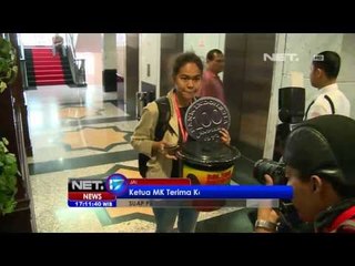 NET17 - Ketua MK Hamdan Zoelva dapat Koin dan Balsem Raksasa Dari Koalisi Masyarakat Antikorupsi