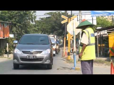 NET12 - Peran petugas perlintasan kereta api sangat penting