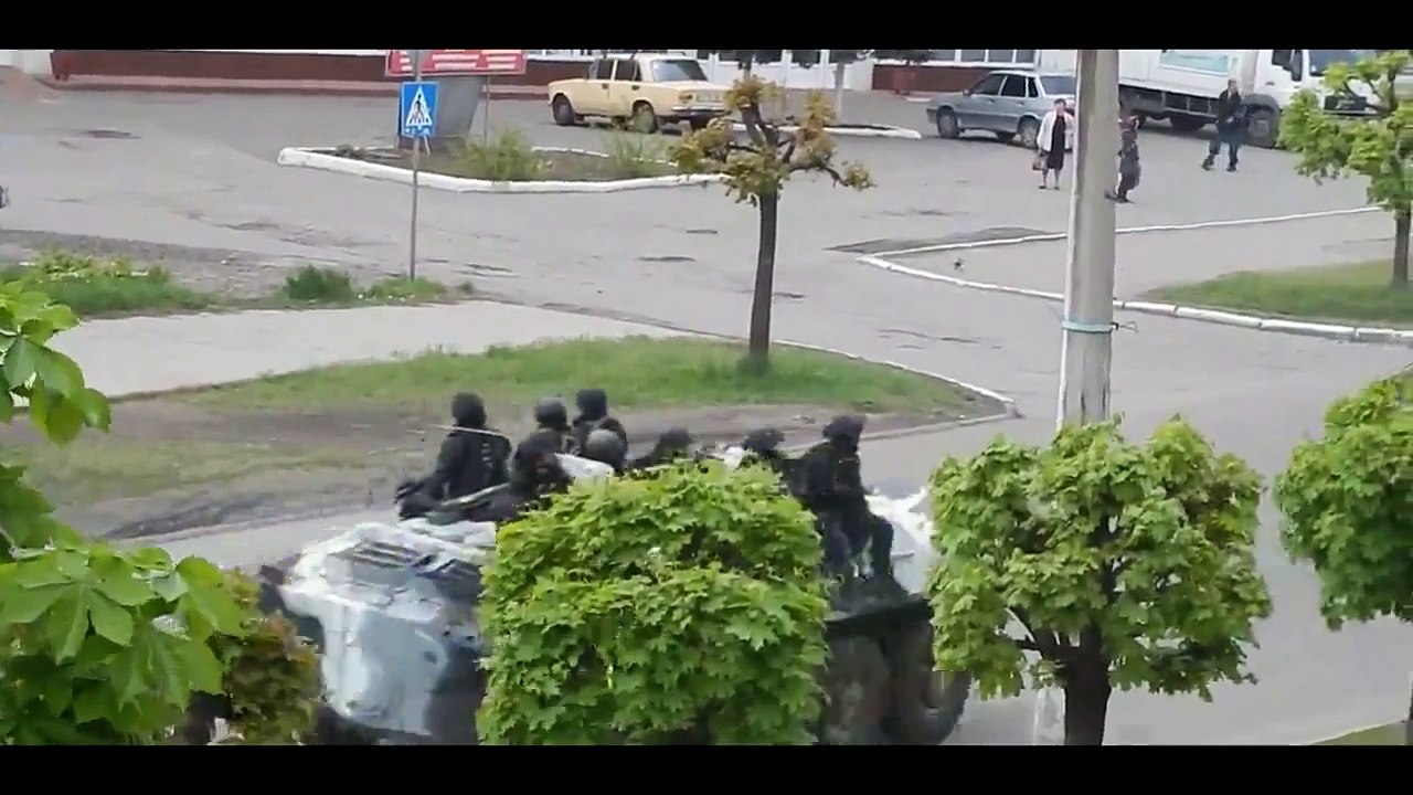 Краматорск 03/05/2014 украинские военные движутся по улицам