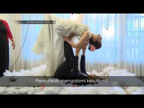 Olla Ramlan menjalani pemotretan Acro Yoga