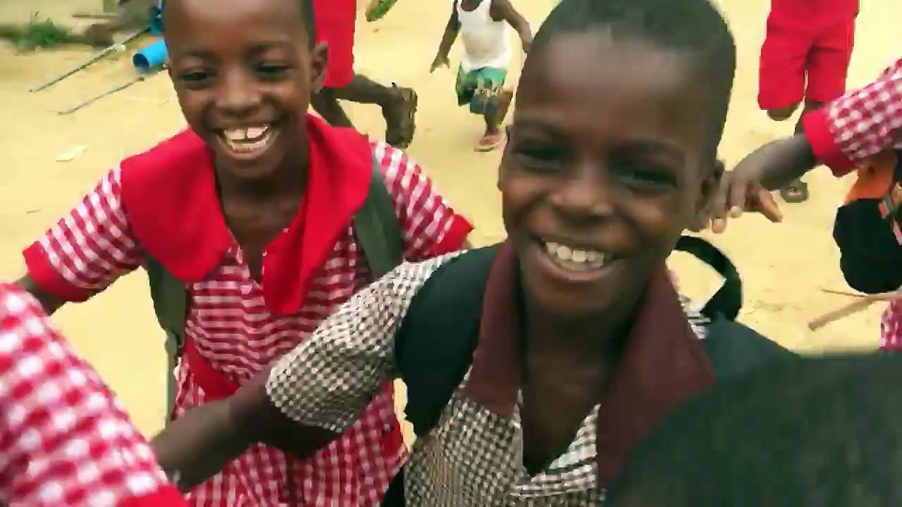 "Cậu bé phù thủy" gầy trơ xương cắp sách đến trường lần đầu tiên sau một năm