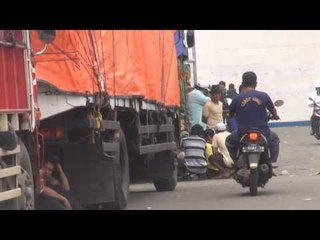 NET5 - Truk ekspedisi terlantar di Pelabuhan Tanjung Perak karena cuaca buruk