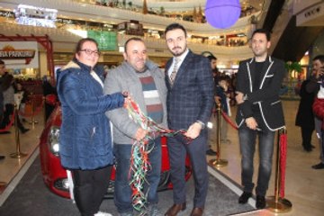 Eşine Hediye Almak İçin AVM'ye Gitti, Lüks Araba Kazandı