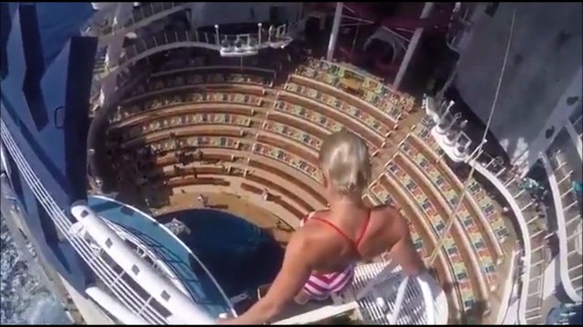 Cette femme plonge du sommet d'un bateau de croisière directement dans la piscine