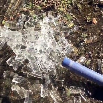 Ce tuyau crache de la glace tellement il fait froid!