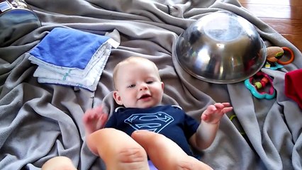 L'attaque de la main chatouilleuse... Trop mignon le bébé