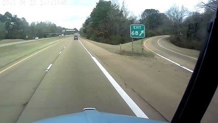 Un automobiliste qui n’a rien demandé se retrouve dans le fossé à cause de deux chauffards