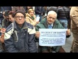 Napoli - Protesta sul diritto alla casa, bagarre in Consiglio (03.02.17)