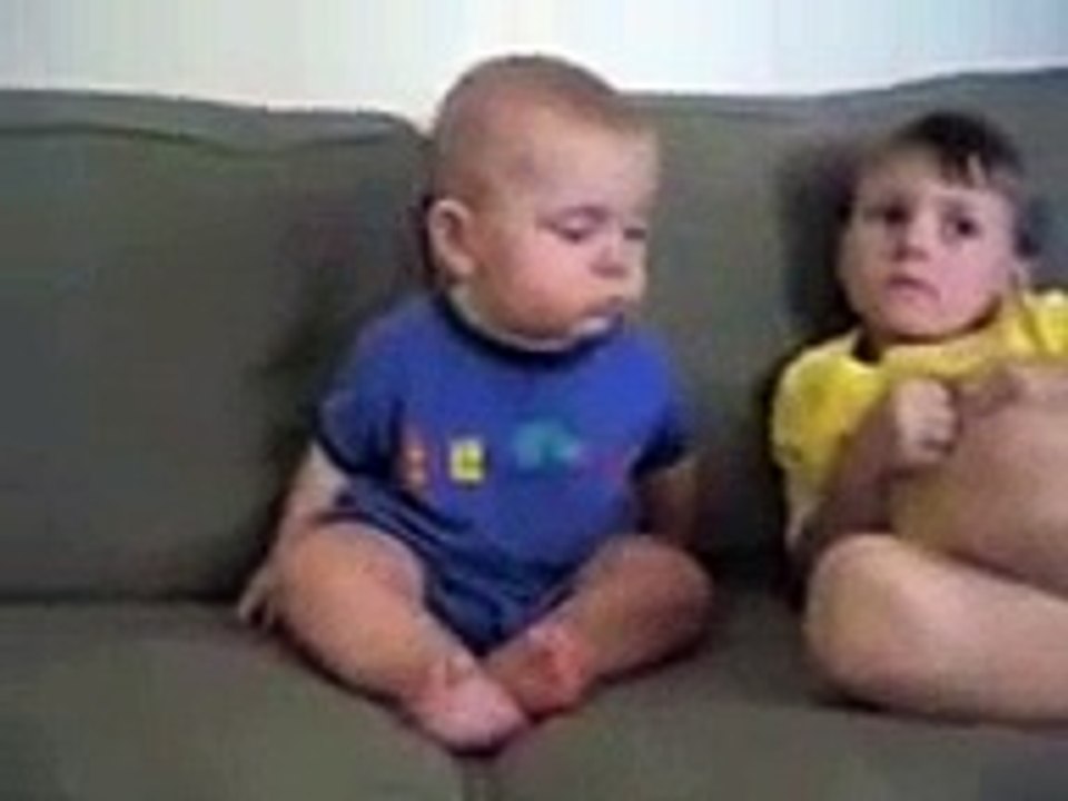 Приколы с детьми Веселый ребёнок пытается не уснуть  забавный малышСмех до слез