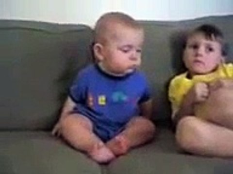 Приколы с детьми Веселый ребёнок пытается не уснуть забавный малышСмех до слез