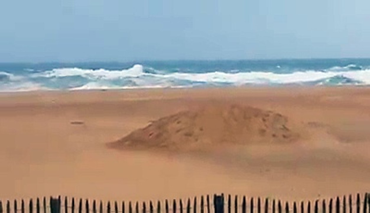 Des vagues impressionnantes de la tempête à Capbreton