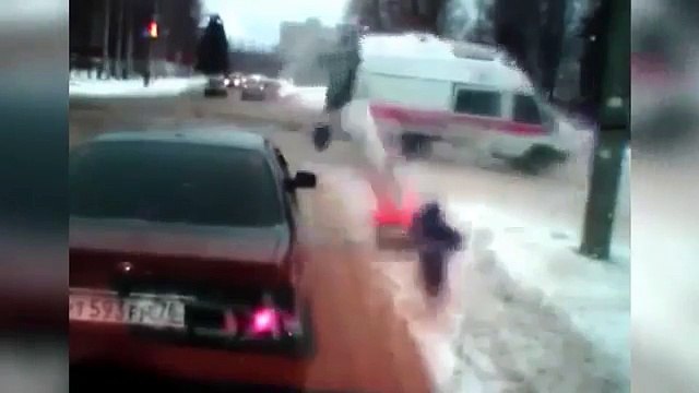 Accidente en un cruce entre un coche y una ambulancia