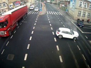 Un lampadaire sauve la vie de cette femme sur le trottoir
