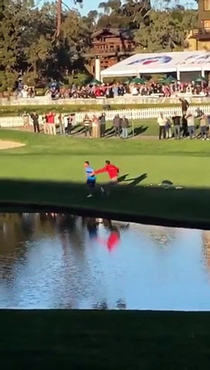 Un spectateur saute dans un lac en plein tournoi de golf