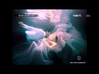 Gisel melakukan pemotretan di dalam air