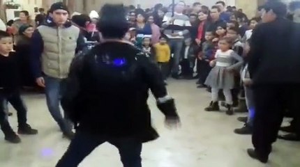 Il veut faire le beau pendant une démo de danse, mais c’est le drame...