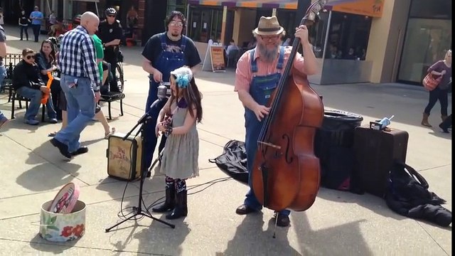 Ces passants ont été vraiment ébahis lorsqu’ils ont entendu la voix de cette fille de 9 ans dans la rue