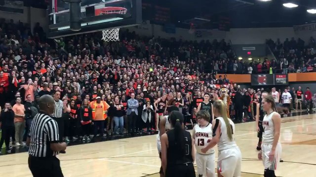 Le panier d'une jeune handicapée fait craquer le public et ses adversaires