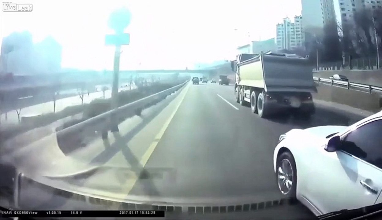 Am mai văzut ȘOFERIȚE PROASTE în trafic, dar asta le întrece pe toate. Cum naiba să faci așa ceva?