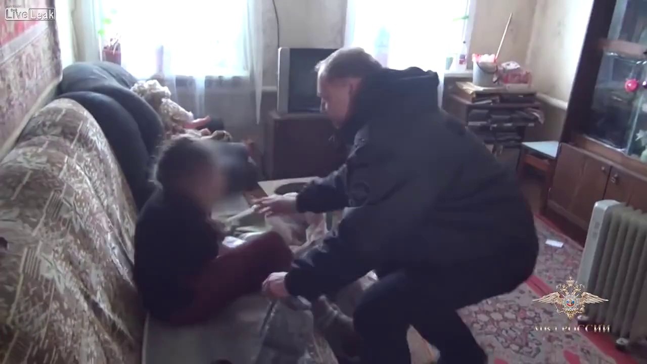 Une otage de 13 ans libérée des mains dun homme avec un couteau par la police russe