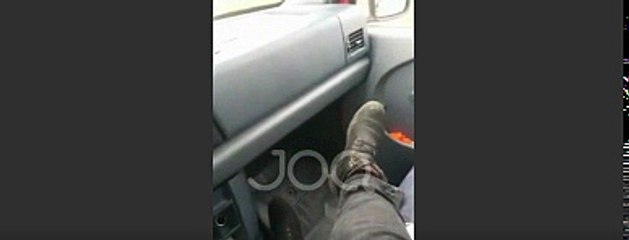 Çmenduria e shoferit, “fluturon” me shpejtësi por as këmbë e as duar s’ka në timon