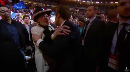 Invitée au meeting d'Emmanuel Macron, Geneviève de Fontenay est venue vérifier qu'"il n'a pas une banque à la place du cœur"