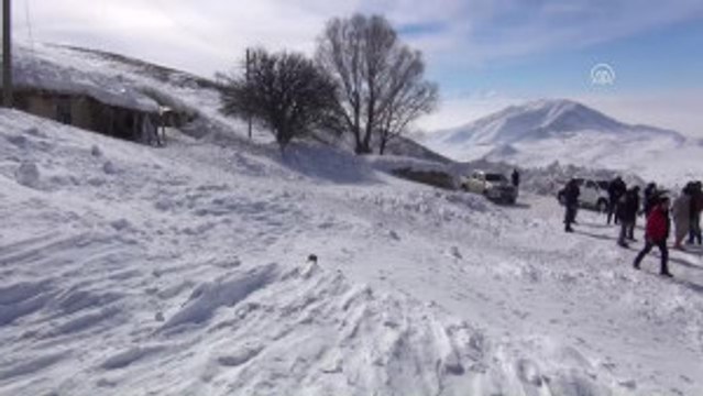 Muş'ta Çığ - Savaşçılar Köyü Özdemir Mezrasında 4 Ev ve 3 Ahır Çığ Altında Kaldı