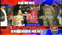 5 Years Old Iftikhar meets his Mother at Wagha Border - YouTube
