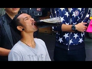 แข่ง.. "ปากคาบขวด กินน้ำอัดลม 1 ลิตร" ..{ เกมพันหน้า 26 ต.ค. 57 }_ part 1