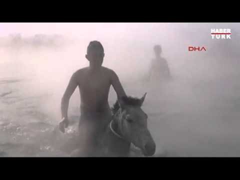 Dondurucu soğukta atlarla kaplıca keyfi