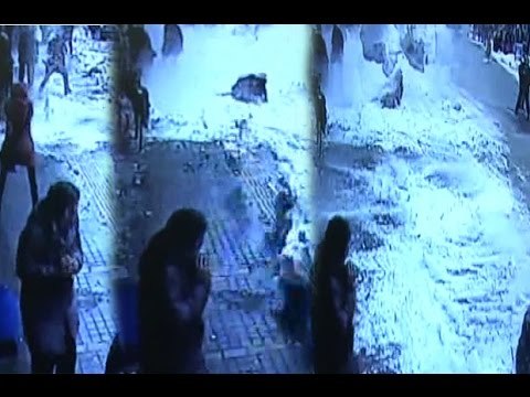 Çatıdan düşen kar az kalsın öldürüyordu! (Avalanche)