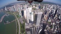 Vol en wingsuit au-dessus d'une ville au Panama !