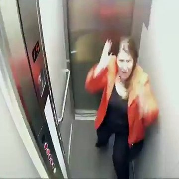 Asansörde Öyle Bir Şey Yaptılar ki :)