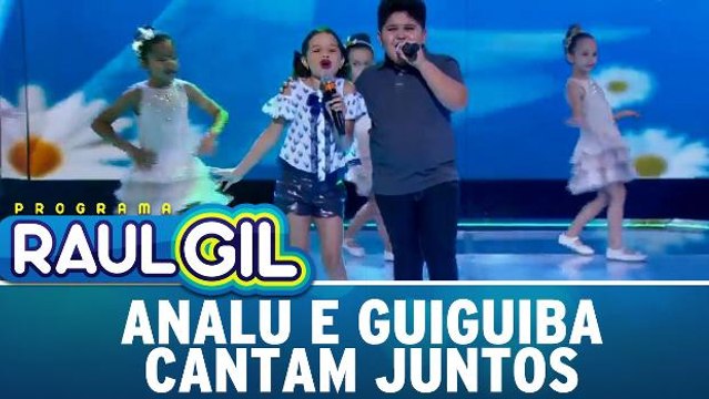 Analu e Guiguiba cantam juntos no palco