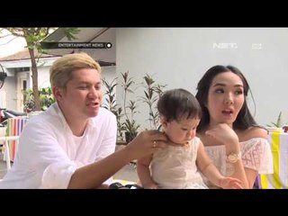 Gisel dan Gading Berikan Kalung Anti Rewel Pada Buah Hati