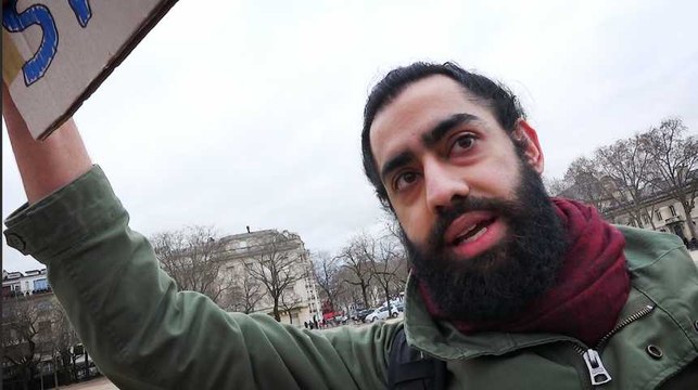 À Paris, enfants et petits-enfants d'immigrés américains marchent contre les décrets de Donald Trump