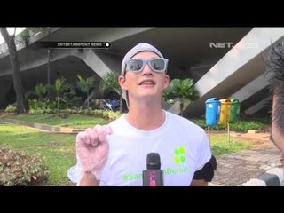 Mike Lewis Hilangkan Phobia Ular Dengan Menyentuhnya Langsung