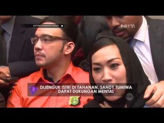 Dijenguk Istri, Sandy Tumiwa Dapat Dorongan Mental