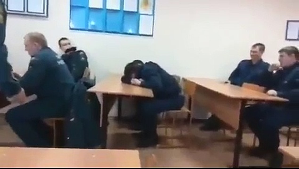 Приколы про пожарных - Пожарный торопится на выезд