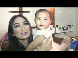 Happy Salma Mengajarkan Anak Berenang Sejak Umur 3 Bulan
