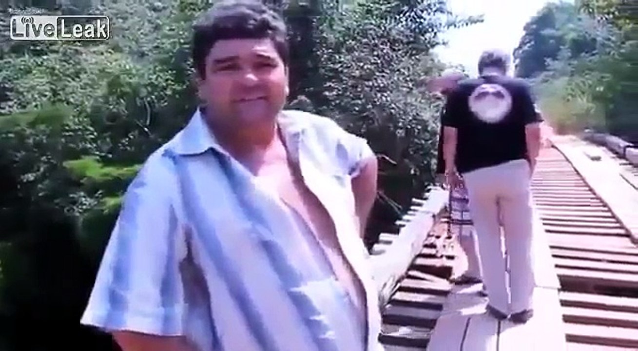 Старый мост не выдержал грузовик