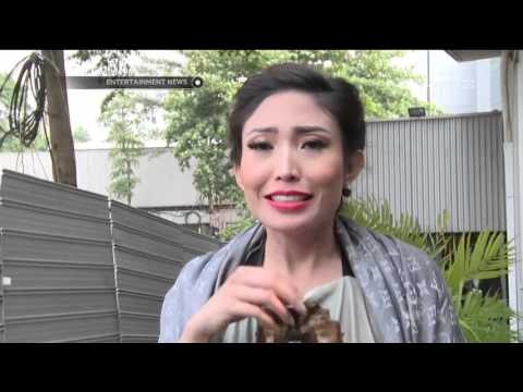 Jelang Malam Valentine, Ayu Dewi Menitipkan Buah Hati Pada Orang Tua