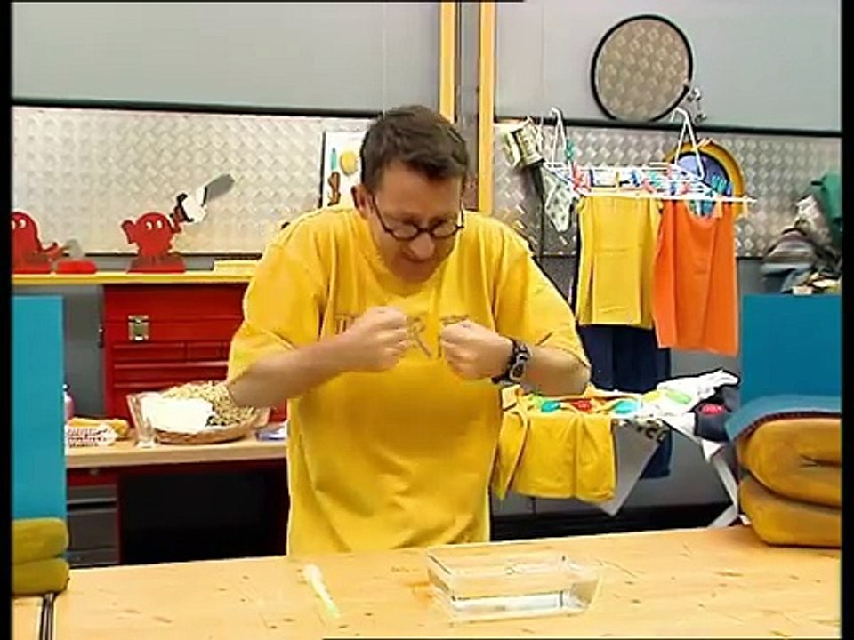 Pourquoi faut-il mouiller le linge pour le laver  - C'est pas sorcier-Sp4a8mwxwD8