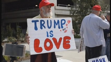 Seguidores de Trump muestran su apoyo al mandatario en el aeropuerto de Los Ángeles